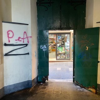 Anche a Sanremo arriva un sostenitore di Putin con la 'Z' simbolo dell'invasione, eccola sotto Palazzo Roverizio (Foto)