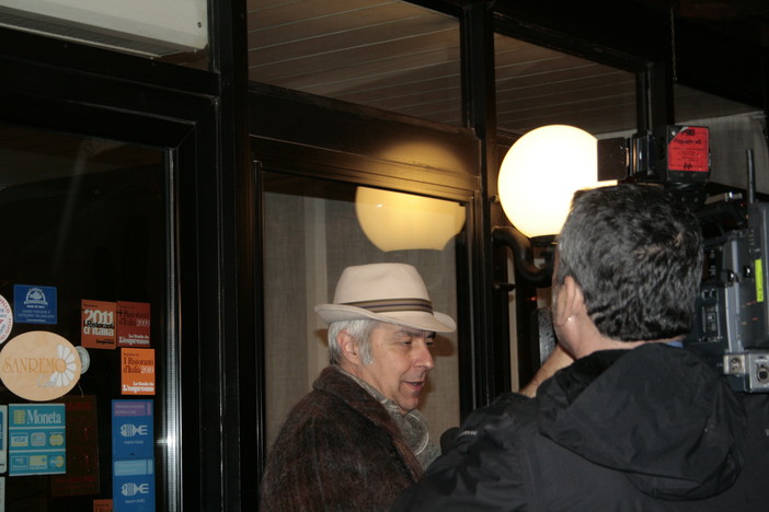 Festival di Sanremo: i vip paparazzati sotto la pioggia di ieri notte in piazza Bresca