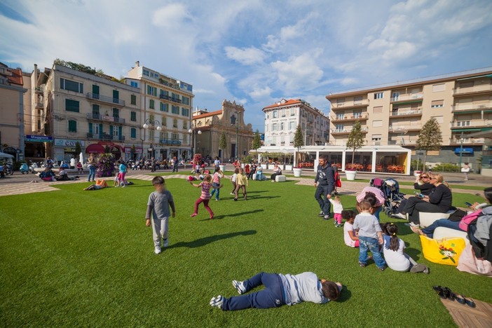 Sanremo: divertimento in centro città, ai più piccoli piace il prato finto. Le foto di Luca Lombardi Sanremo: divertimento in centro città, ai più piccoli piace il prato finto. Le foto di Luca Lombardi