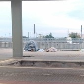 Bivacchi alla stazione di Taggia: cresce il disagio dei viaggiatori Bivacchi alla stazione di Taggia: cresce il disagio dei viaggiatori