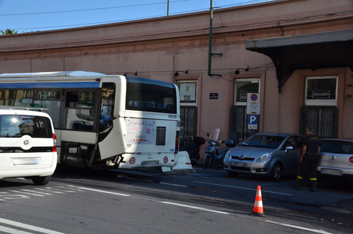 Sanremo: auto tampona corriera della RT davanti all'ex stazione ferroviaria, intervento dei Vigili del Fuoco