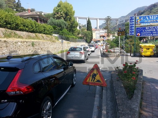 Ventimiglia: intervento di asfaltatura sul tratto tra la frazione di Latte e Ventimiglia il 14 di luglio, festa nazionale francese