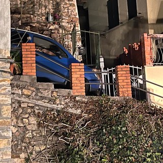 Imperia, 30enne percorre con l'auto la scalinata della chiesa di Castelvecchio e rimane incastrato: in azione i vigili del fuoco (foto)