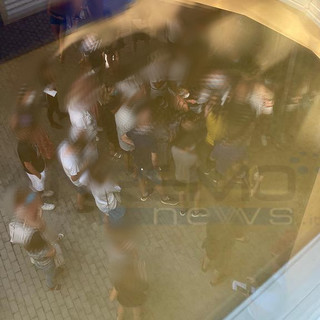 Imperia: assembramenti per i vaccini all'ingresso del Palasalute, chiamati i carabinieri Imperia: assembramenti per i vaccini all'ingresso del Palasalute, chiamati i carabinieri