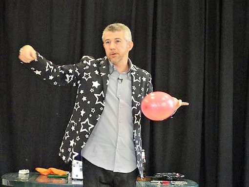 San Bartolomeo al Mare: in Piazza Torre Santa Maria con piccoli giochi di magia e balloon art 'Sabato Magic', Alex intrattiene i bambini San Bartolomeo al Mare: in Piazza Torre Santa Maria con piccoli giochi di magia e balloon art 'Sabato Magic', Alex intrattiene i bambini