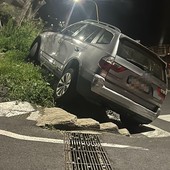 Ventimiglia, auto lasciata 'in bilico' sul ciglio della strada a San Secondo (Foto)