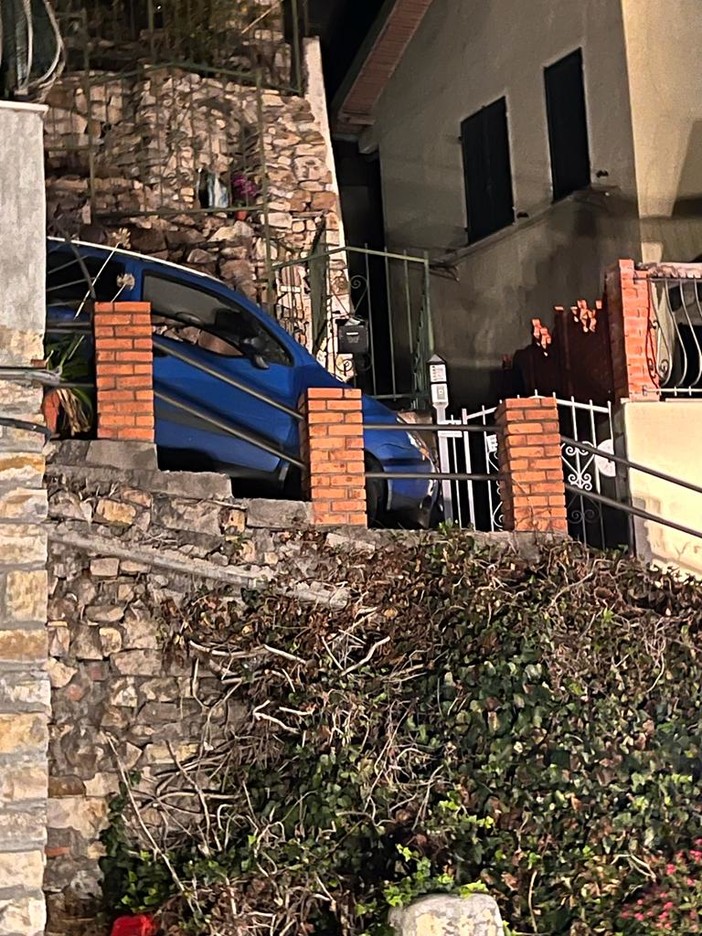 Imperia, 30enne percorre con l'auto la scalinata della chiesa di Castelvecchio e rimane incastrato: in azione i vigili del fuoco (foto)