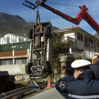 Rocchetta Nervina: ieri ghiaccio insidioso e l'auto finisce fuoristrada, oggi chiusa la strada e mezzo recuperato