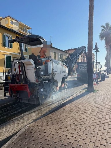 Ventimiglia, asfaltatura sul lungomare: proseguono i lavori Ventimiglia, asfaltatura sul lungomare: proseguono i lavori