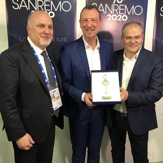 #Sanremo2020: ad Amadeus la chiave d’argento di Casa Sanremo realizzata dall'orafo Michele Affidato