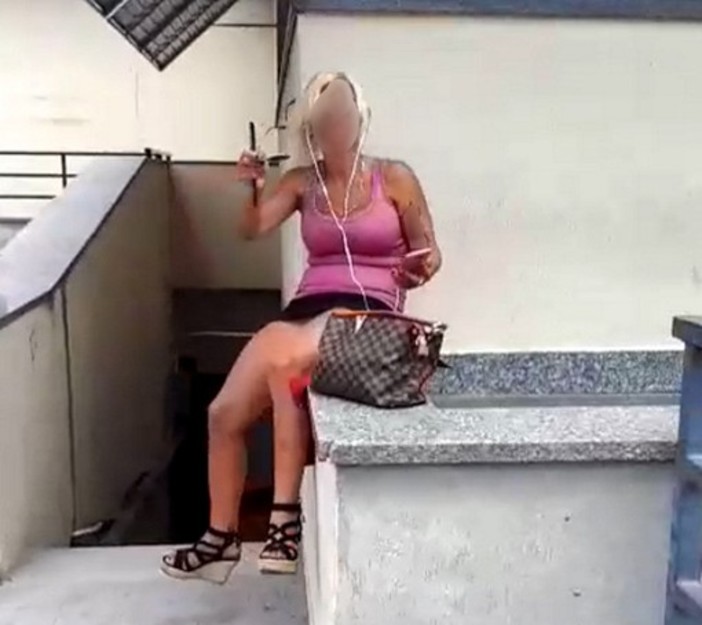 Atti osceni in luogo pubblico, prostituzione e daspo urbano: sanzionata dalla polizia locale la romena &quot;senza veli&quot; che vive a Ventimiglia dell'autoparco di Savona