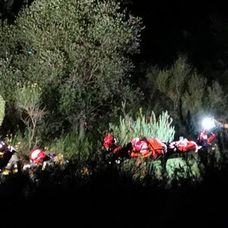 Ventimiglia, 85enne finisce in un dirupo con l'auto a Mortola Superiore: salvato dai vigili del fuoco (foto)