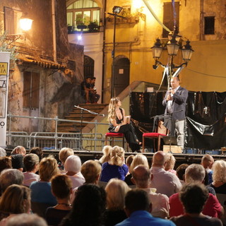 Sanremo: piazza San Siro gremita per Alba Parietti che ha ricordato Don Andrea Gallo "Ha sempre lottato dalla parte degli ultimi" (Foto e Video)