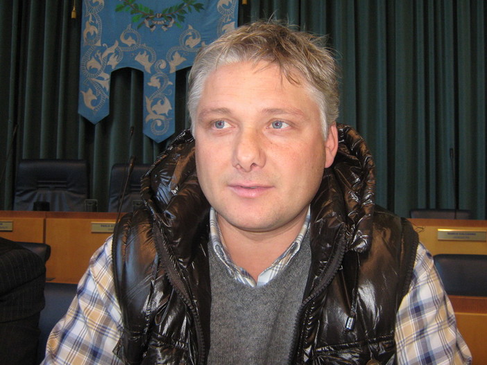 Imperia: sparisce la corsia preferenziale dell'R.T. dal lungomare. Spazio ai posti auto