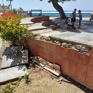 Diano Marina, vandalizzato l'anfiteatro, Za Garibaldi: "Segnale preoccupante di inizio stagione. La tranquillità della città non deve essere turbata"