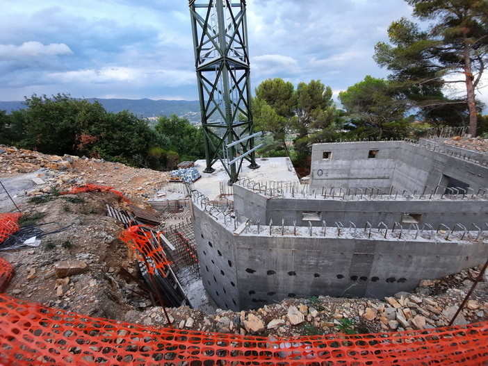 Diano Marina, il Comune ordina la demolizione dell'antenna ai Pini del Rosso: ecco tutti gli abusi riscontrati dai tecnici