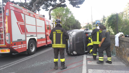 Imperia: mancata precedenza sul lungomare Vespucci, Fiat 500 si ribalta su un lato. Ferita una donna Imperia: mancata precedenza sul lungomare Vespucci, Fiat 500 si ribalta su un lato. Ferita una donna