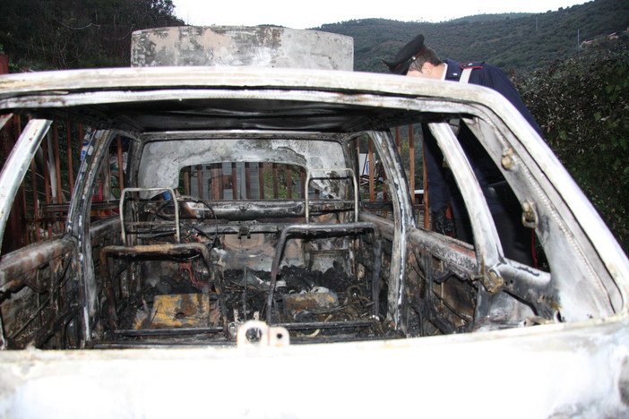 Sanremo: vecchia auto prende fuoco sulla strada verso Bussana vecchia, intervento dei VVF