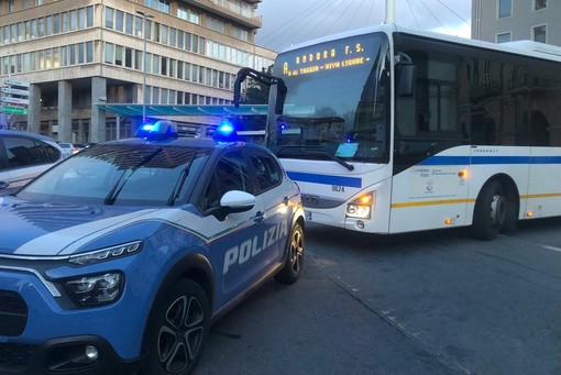 Aggressione su un autobus a Imperia: feriti tre controllori e un vigilante Aggressione su un autobus a Imperia: feriti tre controllori e un vigilante