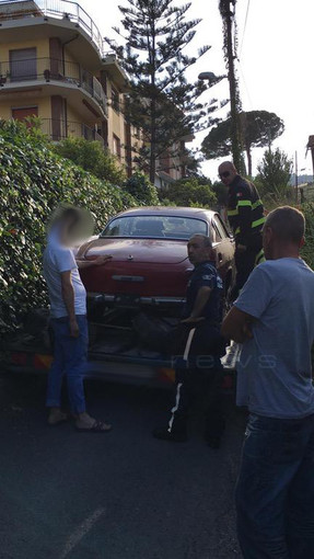 Sanremo: auto rimane incastrata in via Bonmoschetto, intervento di Polizia Locale e Vigili del Fuoco