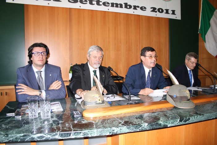 Ecco i primi alpini giunti ad Imperia, salutati dal sindaco Strescino