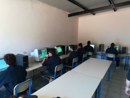 Imperia: grazie al progetto &quot;Service Learning&quot; alcuni studenti dell'ITIS hanno rimesso in funzione l'aula di informatica della scuola di Castelvecchio