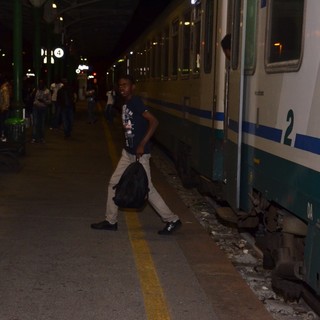 Ventimiglia: arrivati alle 23.45 altri 65 immigrati con il treno proveniente da Roma, l'emergenza cresce