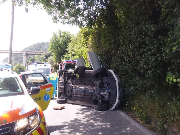 Camporosso: auto si ribalta in corso Repubblica, mobilitazione di soccorsi