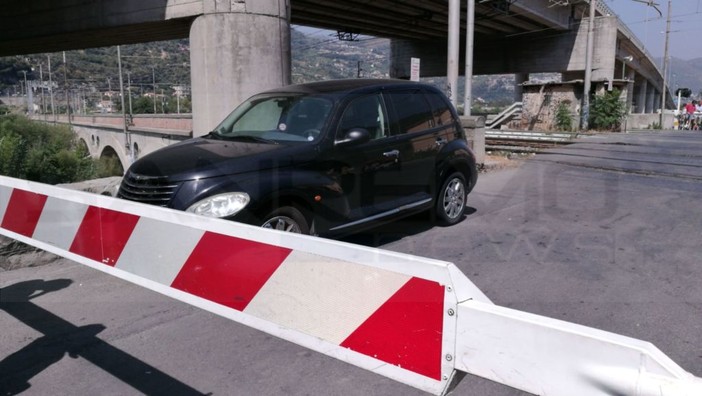 Ventimiglia: auto francese parcheggiata sul passaggio a livello di via Tenda, rallentamenti al traffico ferroviario, pedoni assiepati davanti alle sbarre