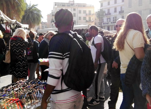 Sanremo: abusivismo commerciale, Alessandro Condò "Una delle tante questioni irrisolte della nostra città" Sanremo: abusivismo commerciale, Alessandro Condò "Una delle tante questioni irrisolte della nostra città"