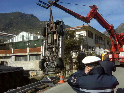 Rocchetta Nervina: ieri ghiaccio insidioso e l'auto finisce fuoristrada, oggi chiusa la strada e mezzo recuperato Rocchetta Nervina: ieri ghiaccio insidioso e l'auto finisce fuoristrada, oggi chiusa la strada e mezzo recuperato