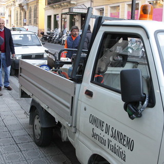 Sanremo: nuova segnaletica orizzontale in via Roma, sopralluogo in centro per l'assessore Fera
