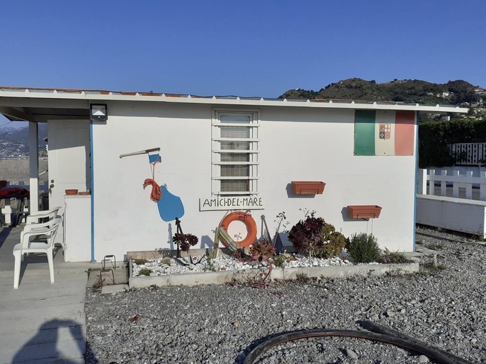 Vallecrosia al Mare, l'associazione Pescatori Amici del Mare dona un defibrillatore alla comunità