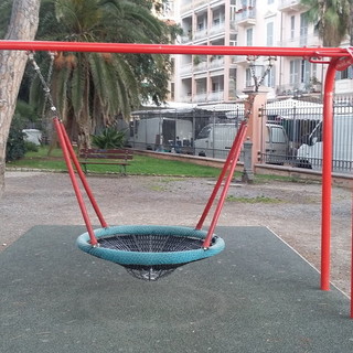 Ventimiglia: la sicurezza dei bambini come priorità, stamane ripristino area giochi dei giardini Tommaso Reggio Ventimiglia: la sicurezza dei bambini come priorità, stamane ripristino area giochi dei giardini Tommaso Reggio