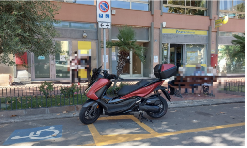 Inciviltà a Ventimiglia: con lo scooter sullo stallo per i disabili Inciviltà a Ventimiglia: con lo scooter sullo stallo per i disabili