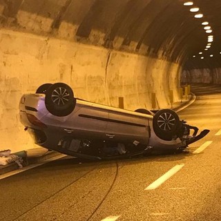 Imperia, auto si ribalta in galleria sull’A10: donna ferita portata in ospedale