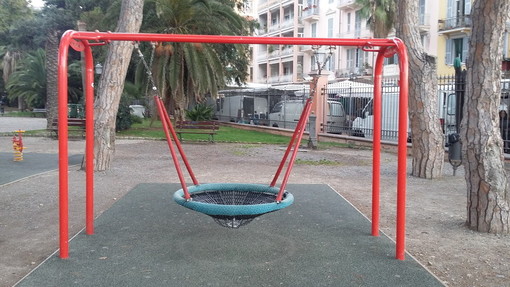 Ventimiglia: la sicurezza dei bambini come priorità, stamane ripristino area giochi dei giardini Tommaso Reggio Ventimiglia: la sicurezza dei bambini come priorità, stamane ripristino area giochi dei giardini Tommaso Reggio
