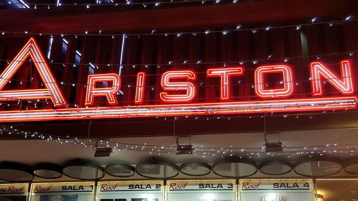 #Festival: tentano di entrare all'Ariston con pass falsificati, fermati dalla vigilanza e dai Carabinieri #Festival: tentano di entrare all'Ariston con pass falsificati, fermati dalla vigilanza e dai Carabinieri