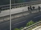 Tenta di far passare il confine a 15 extracomunitari, passeur arrestato dalla polizia sulla A10 (Video)