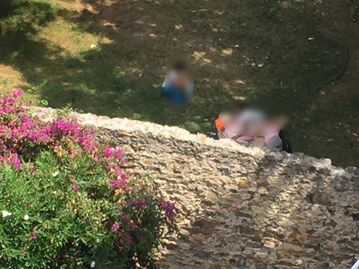 Sanremo: accampamento rom ai giardini delle Carmelitane, la segnalazione con foto di un lettore Sanremo: accampamento rom ai giardini delle Carmelitane, la segnalazione con foto di un lettore