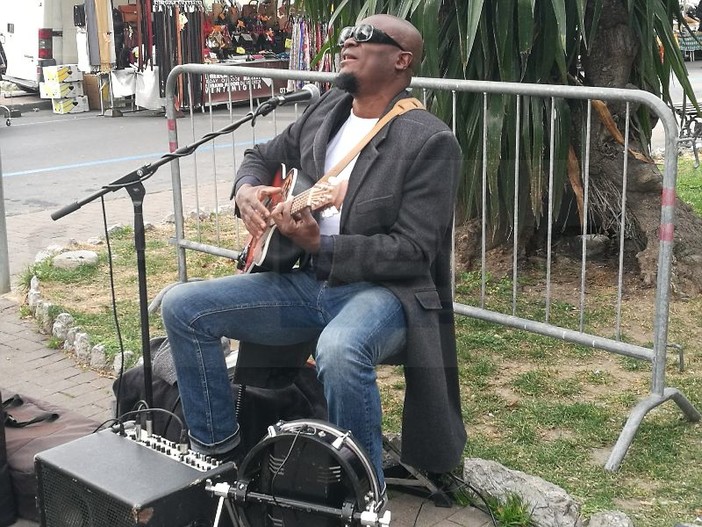 Ventimiglia: il musicista Aaron Lordson torna in città e si esibisce al mercato del venerdì per promuovere la sua musica anche in Italia