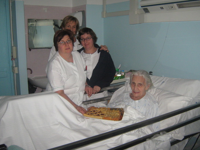 Amelia Gandolfi festeggiata dai sanitari Amelia Gandolfi festeggiata dai sanitari