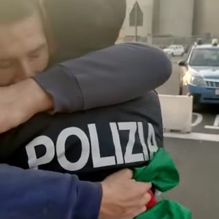 Green pass, poliziotti portano la focaccia ai portuali: "Tenete duro" (video)