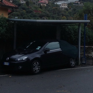 Sanremo: auto parcheggiata da giorni sotto pensilina, la seccata segnalazione di un residente Sanremo: auto parcheggiata da giorni sotto pensilina, la seccata segnalazione di un residente
