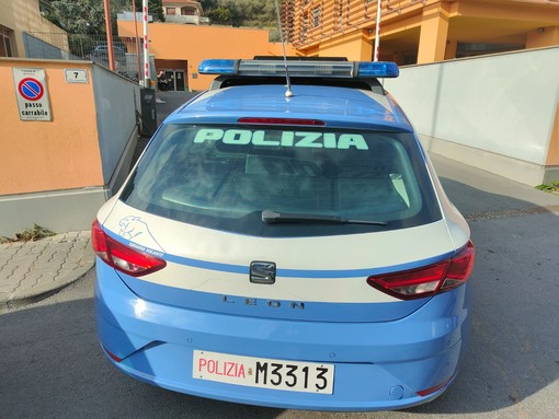 Imperia, in manette due stranieri per droga e favoreggiamento dell'immigrazione clandestina Imperia, in manette due stranieri per droga e favoreggiamento dell'immigrazione clandestina