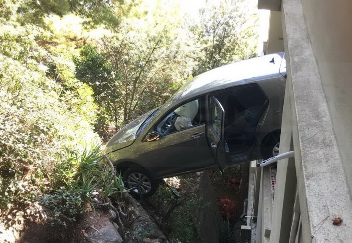 Sanremo: tragedia sfiorata a Capo Nero. Un'auto è uscita fuori strada finendo sulla scogliera Sanremo: tragedia sfiorata a Capo Nero. Un'auto è uscita fuori strada finendo sulla scogliera