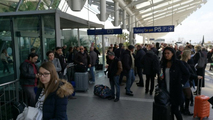 Nizza: allarme al terminal 2 dell'aeroporto, evacuati i passeggeri e chiusi anche i parcheggi