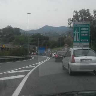 Sanremo: lunghissima coda al casello in entrata aull'A10, la viva protesta di una lettrice