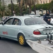 Sanremo, Polizia Locale rimuove un'auto abbandonata con targa inglese sul lungomare Calvino (Foto) Sanremo, Polizia Locale rimuove un'auto abbandonata con targa inglese sul lungomare Calvino (Foto)
