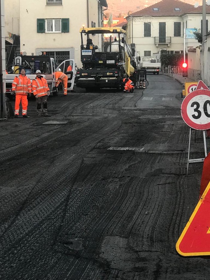 Diano Marina: proseguono a pieno regime i lavori di asfaltatura su via Battisti, la consegna a breve